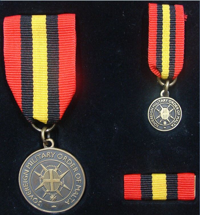Front of the Brotherhood of Blessed Gérard Medal of Merit with the emblem of the Sovereign Order of Malta
