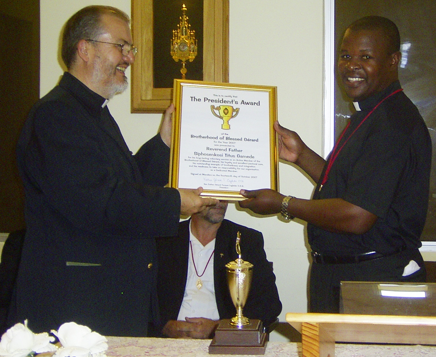 Father Gérard presenting the President’s Award certificate to Father Siphosenkosi Titus Gamede in 2007