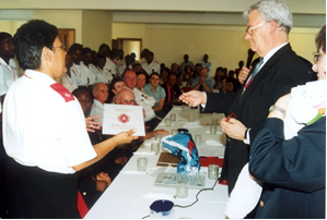 Frà Ludwig Hoffmann von Rumerstein presenting a commemorative item during the celebration