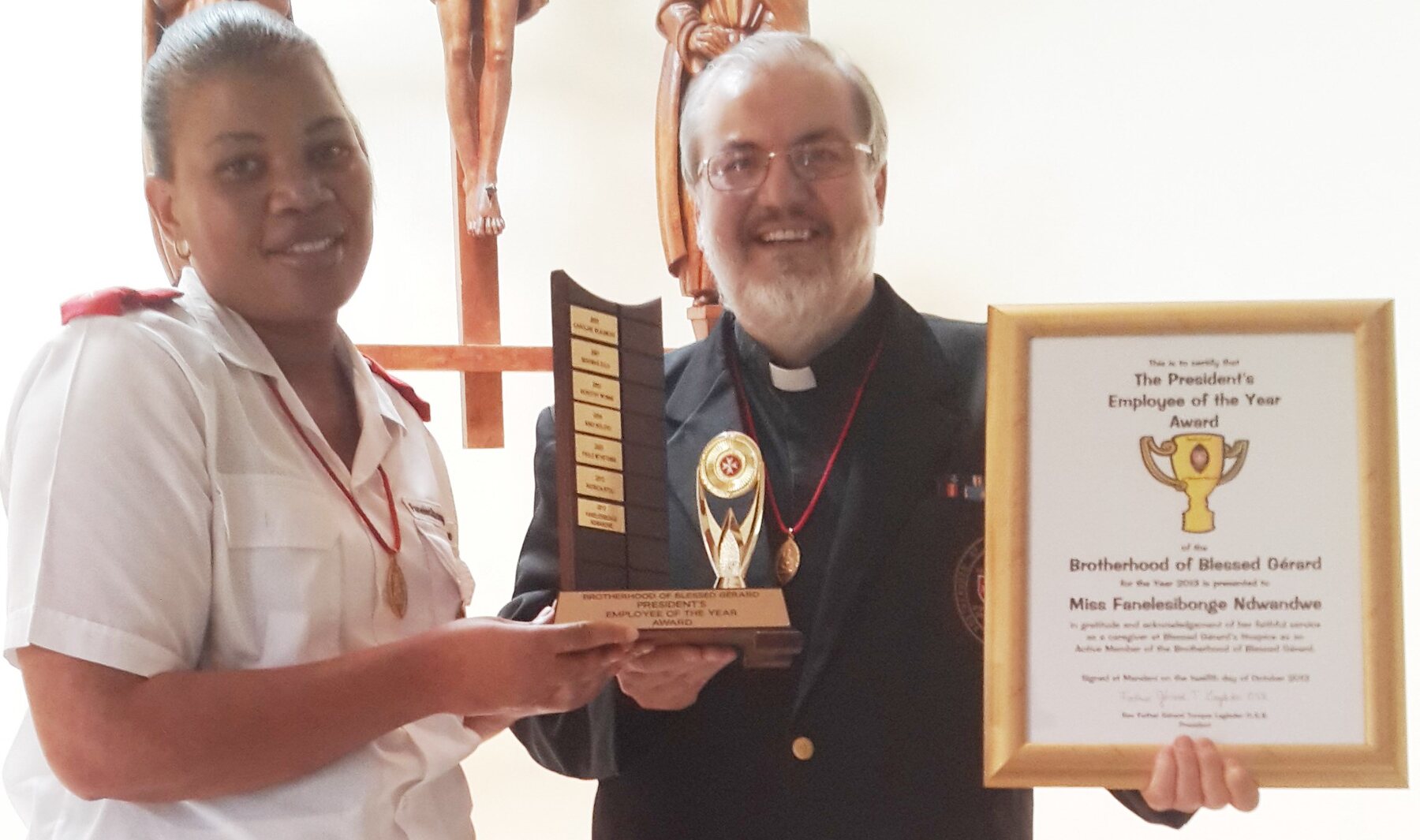 Fanelesibonge Ndwandwe receiving the President’s Employee of the Year Award