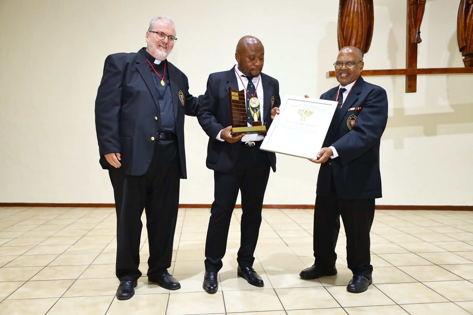 Dr Julius Dumezweni Muzuvukile Ntshangase receiving the President’s Employee of the Year Award for 2026